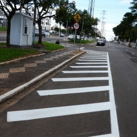 Na foto, destaque para o serviço de sinalização de solo realizado em avenida do município.
