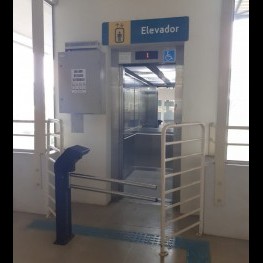 Na foto, destaque para o elevador que auxilia o transporte de pessoas idosas e com algum tipo de deficiência.