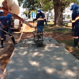 Na foto, funcionários da EMDEF aplicam o concreto na calçada
