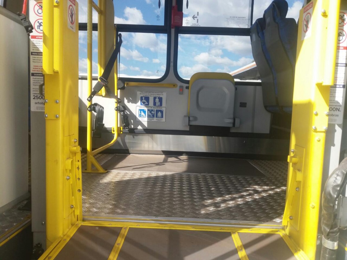 Elevador para cadeirantes suspendo já na altura do piso do ônibus